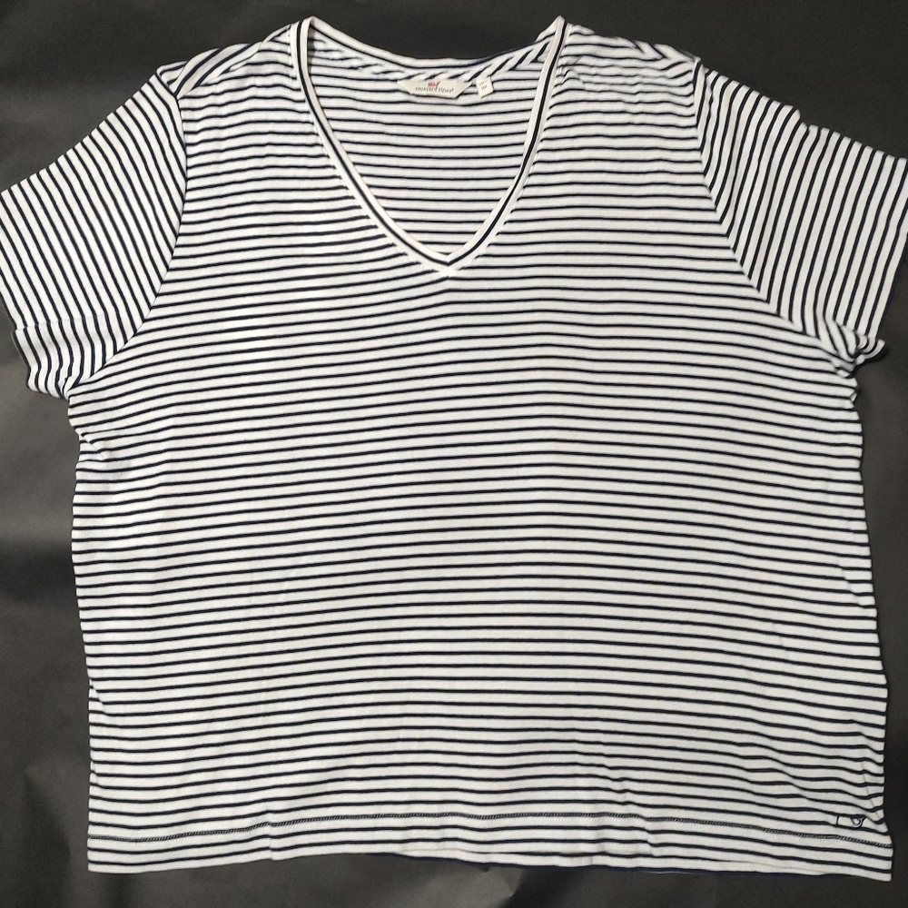 Ladies Vineyard Vines v-neck tee Navy/white 3X